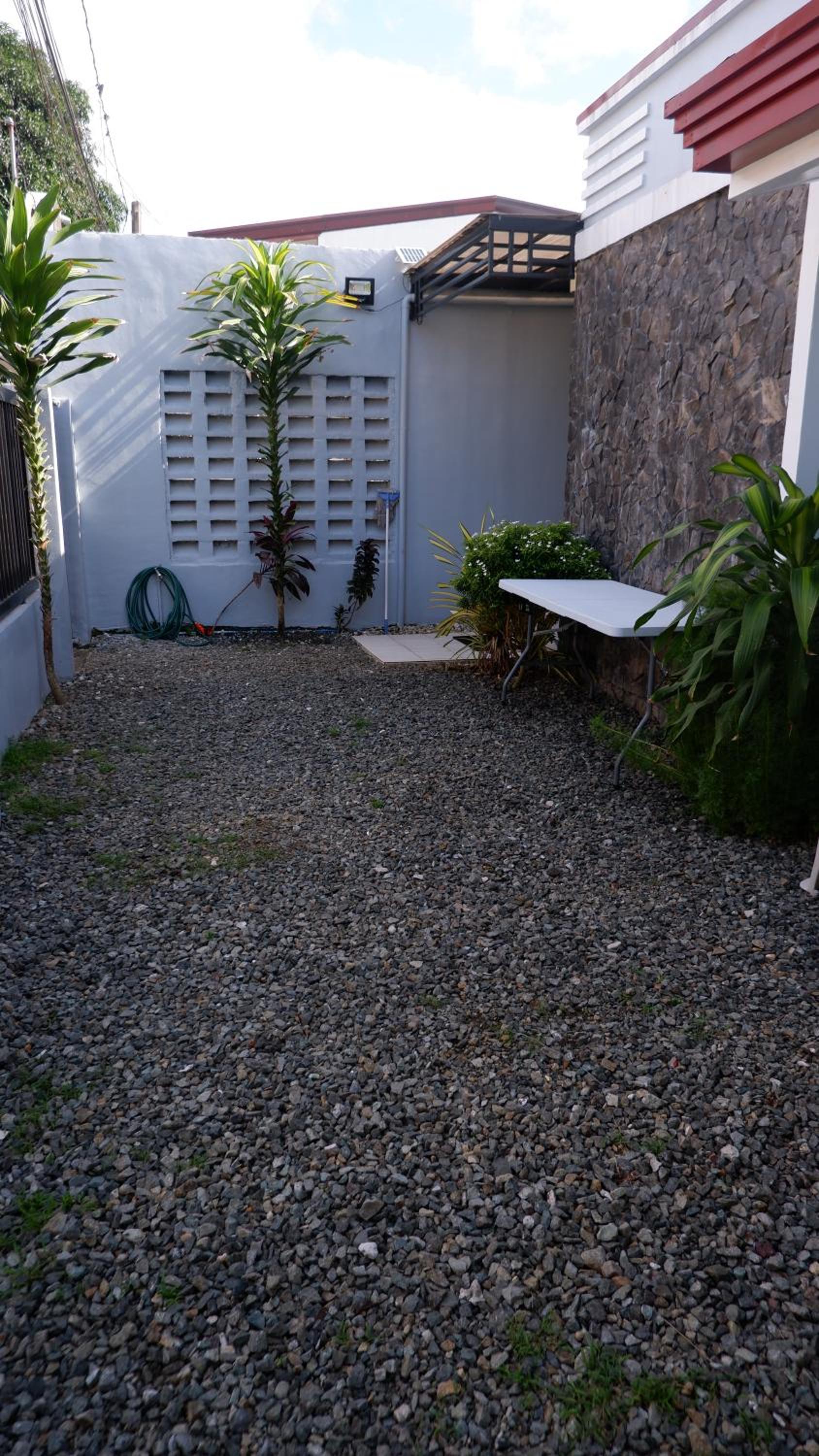 Lax Uno 2 bedroom home with Parking, Wi-Fi, NetFlix and Airconditioned Rooms and Shower Heater view 5