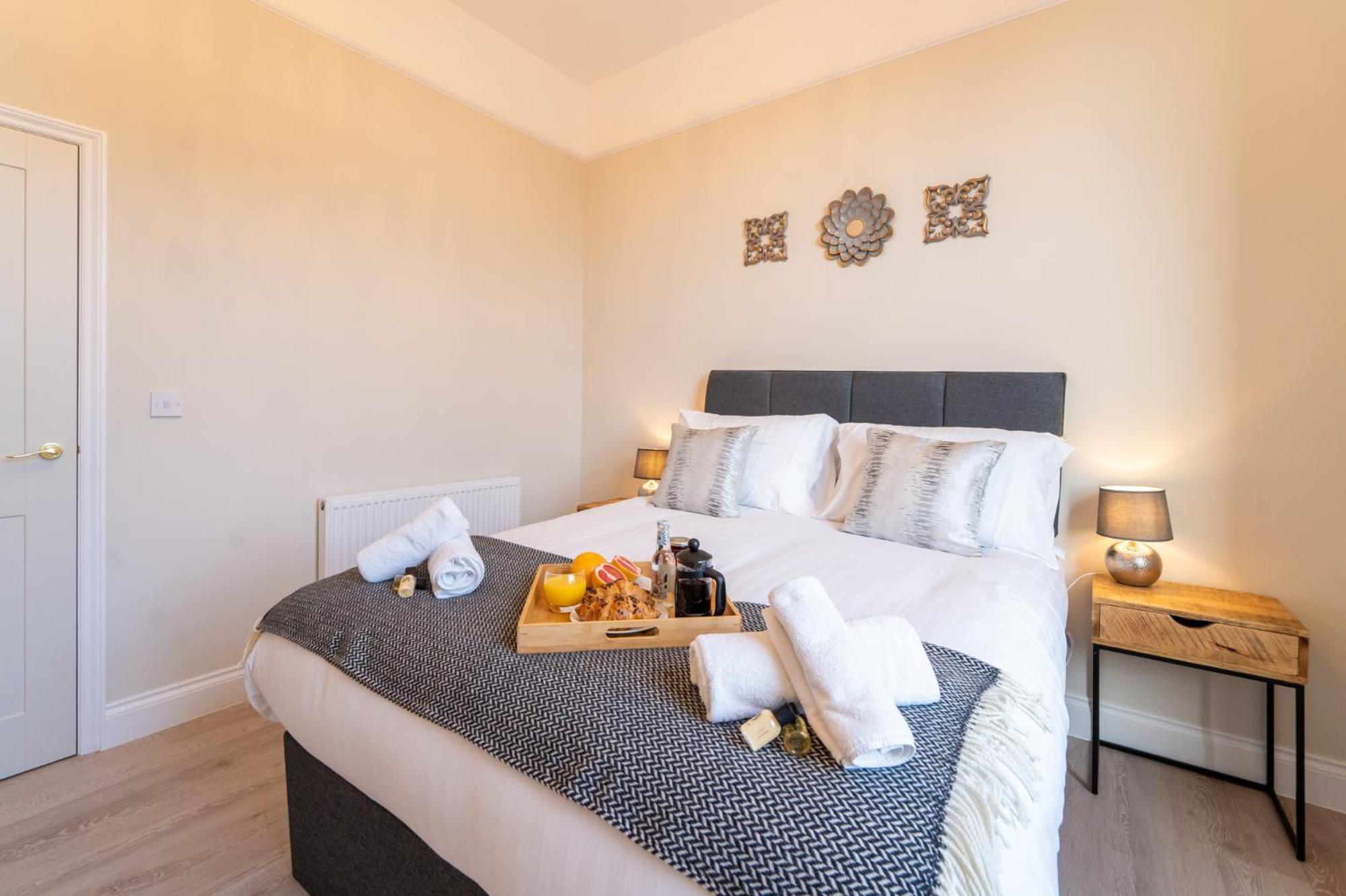 Stylish maisonette in town centre close to beach view 2