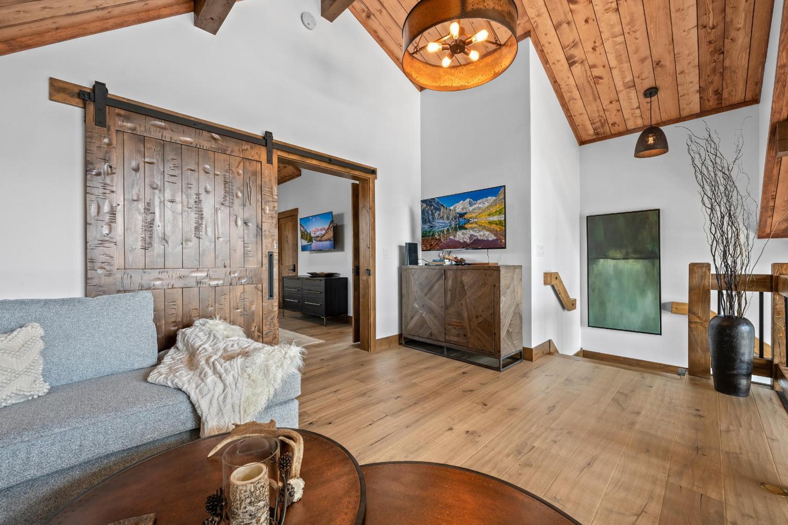 Brand NEW Located on Lake Estes Private Jacuzzi Two Patios Indoor and Outdoor Fireplace