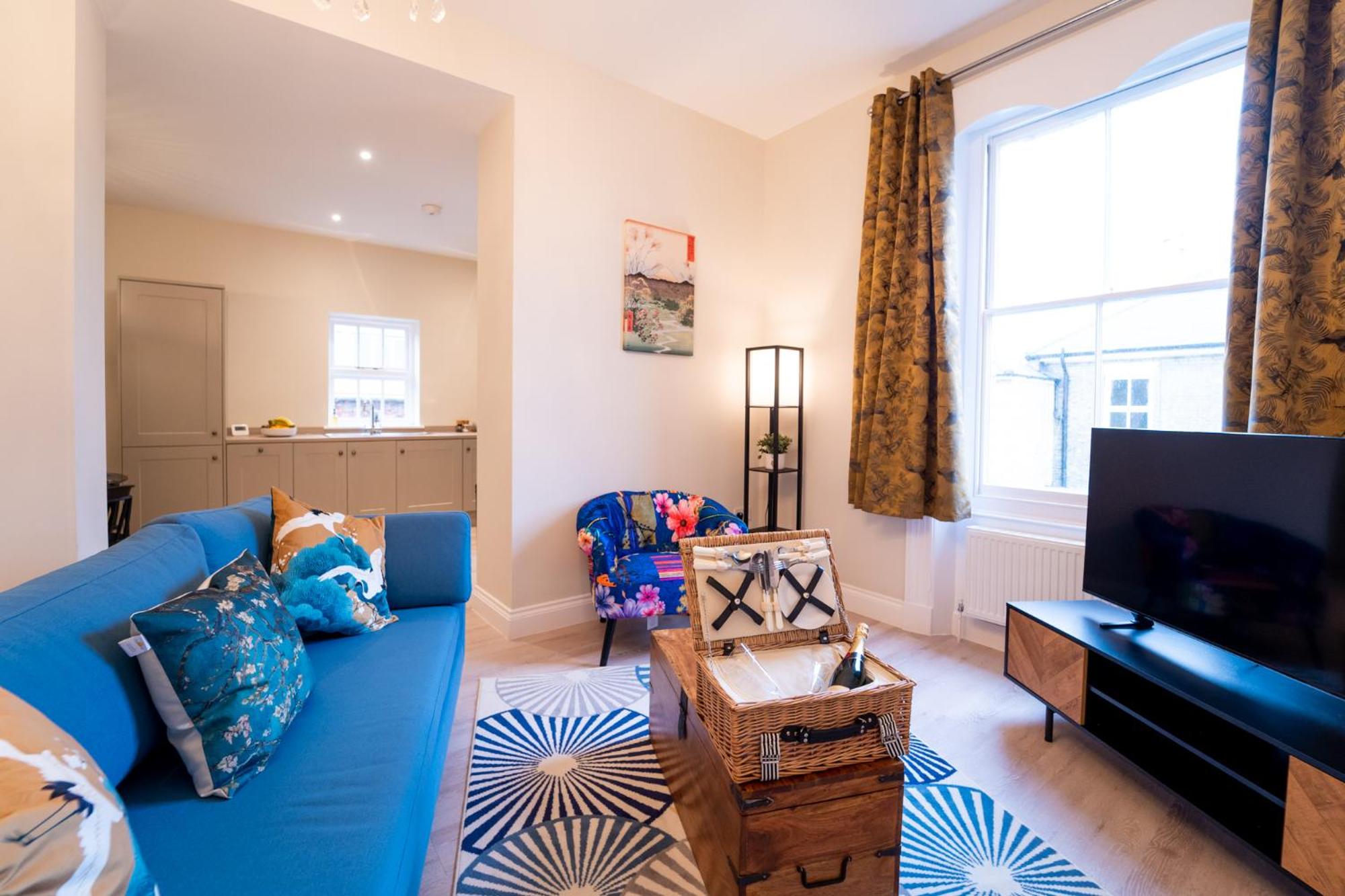 Stylish maisonette in town centre close to beach view 5