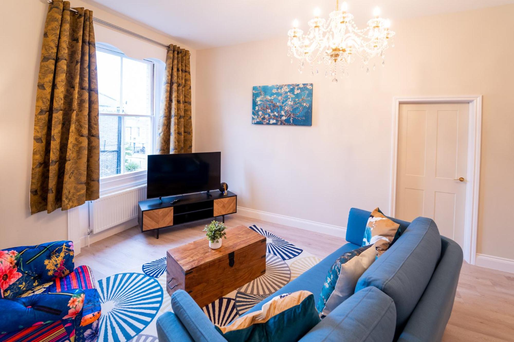 Stylish maisonette in town centre close to beach view 3