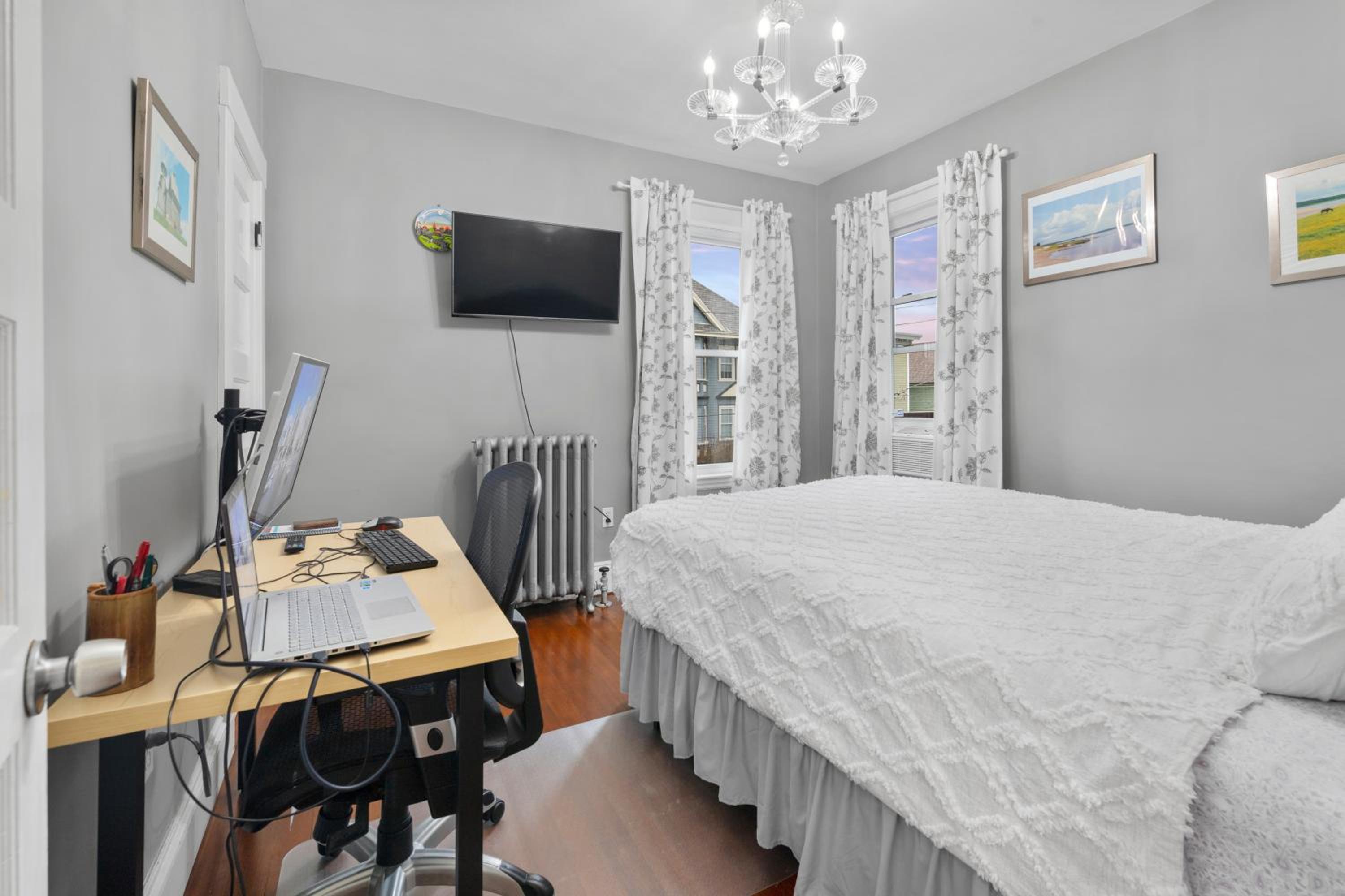 Bright & Spacious 3BR, Mins from Downtown, Easy to Gillette, Parking view 5