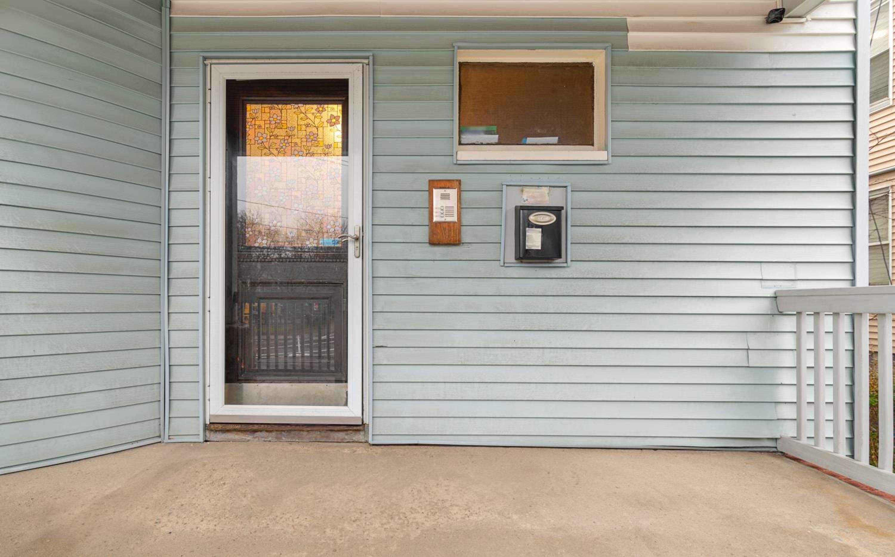 Bright & Spacious 3BR, Mins from Downtown, Easy to Gillette, Parking view 3