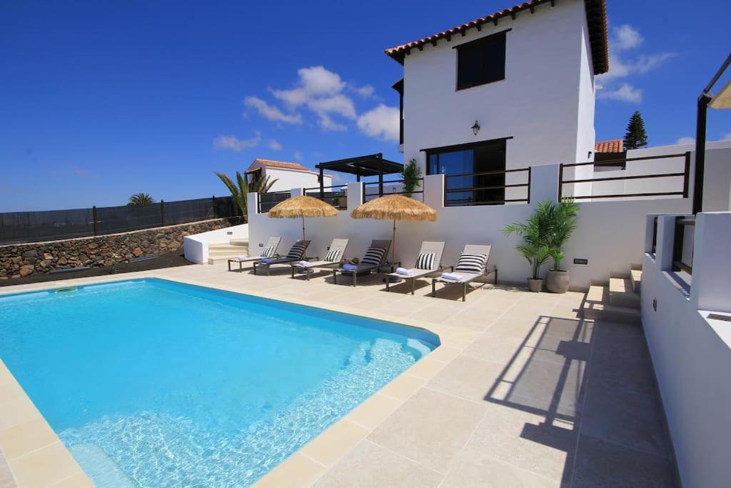 No 2. Stunning 4-Bedroom Villa with Large Pool photo 2