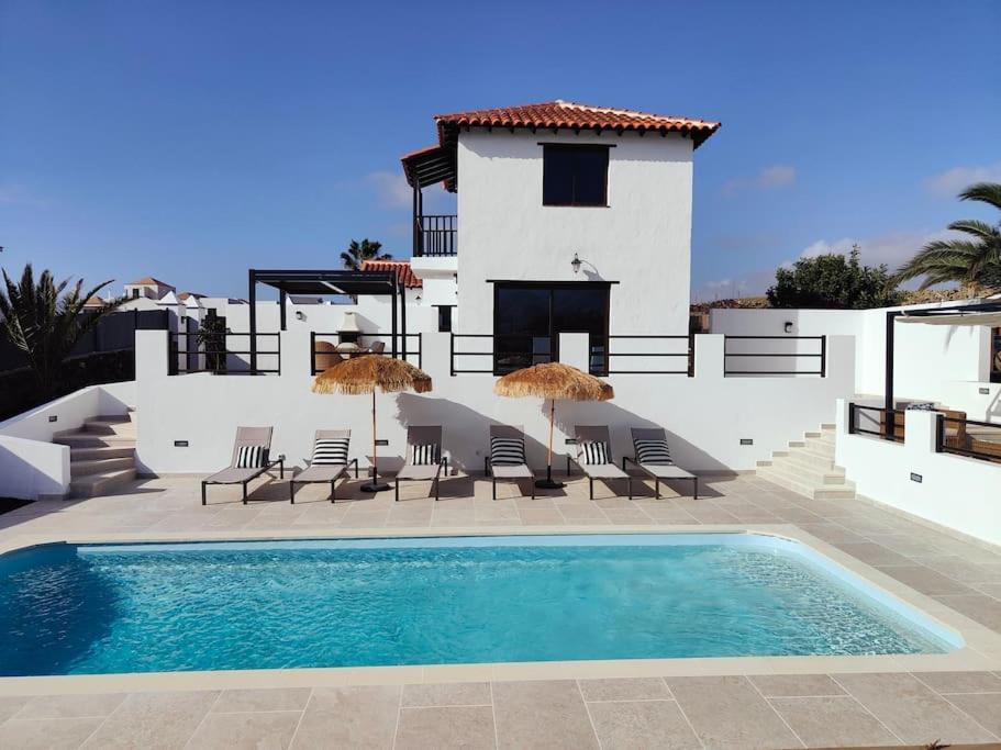 No 2. Stunning 4-Bedroom Villa with Large Pool photo 5