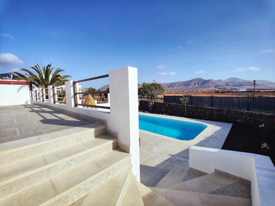 No 2. Stunning 4-Bedroom Villa with Large Pool photo 4