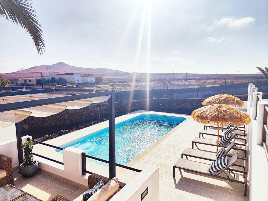 No 2. Stunning 4-Bedroom Villa with Large Pool photo 3