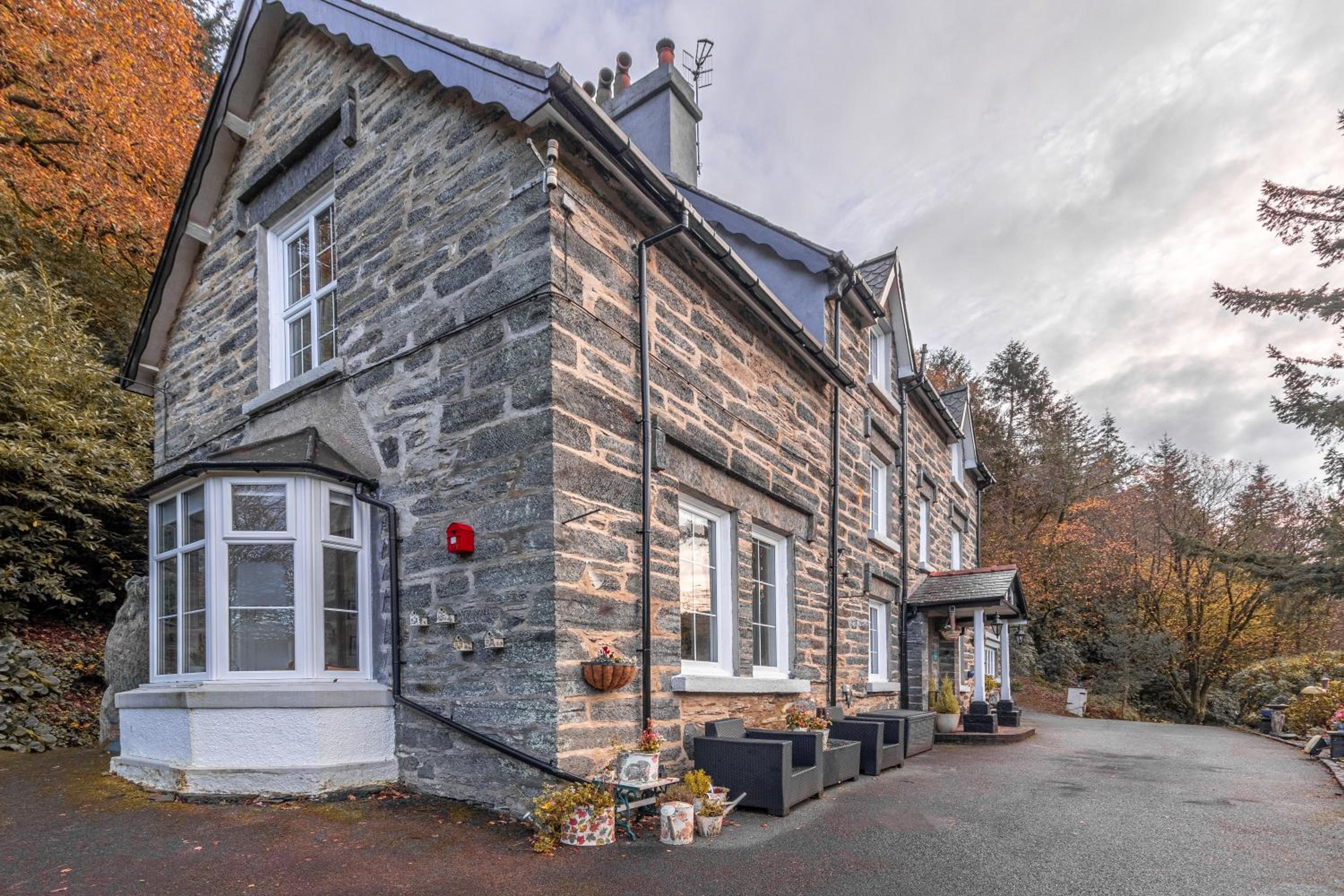Glyntwrog House