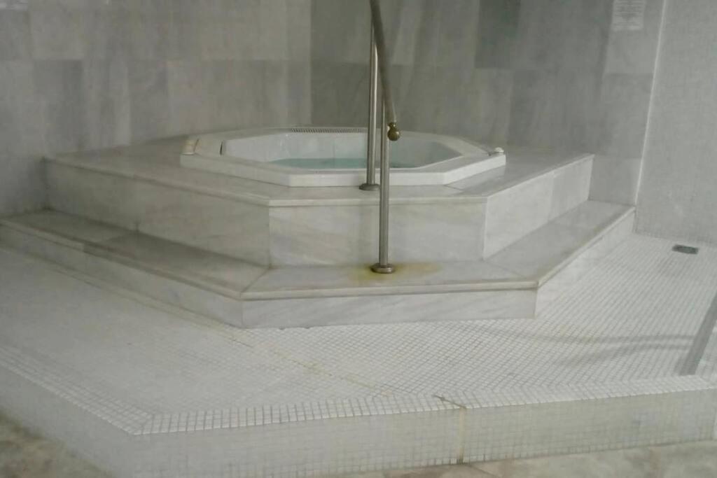 Couples Only, beautiful 1 Bedroom Apartment in Victoria Building