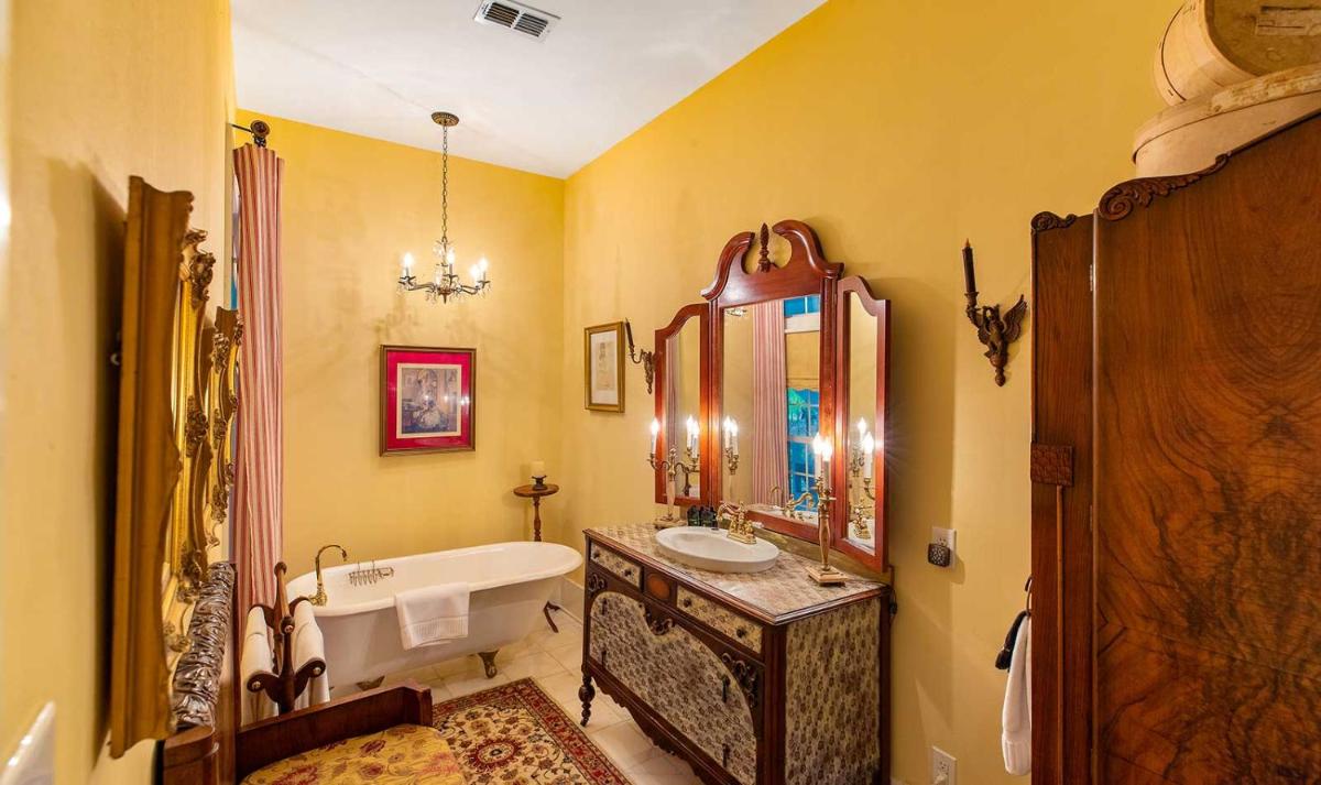 Jasper Vacations - The Bird  Butterfly Inn - Property Image 3