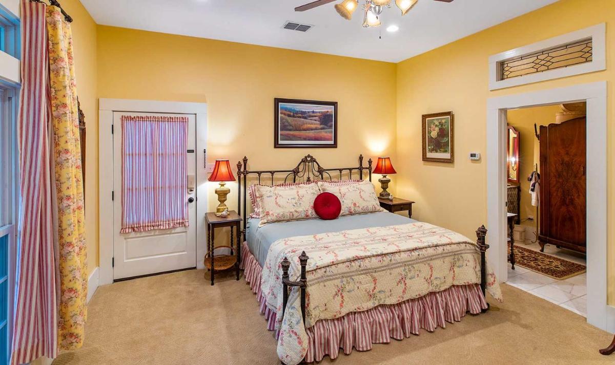 Jasper Vacations - The Bird  Butterfly Inn - Property Image 16