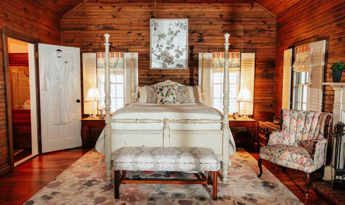 Jasper Vacations - The Bird  Butterfly Inn - Property Image 11