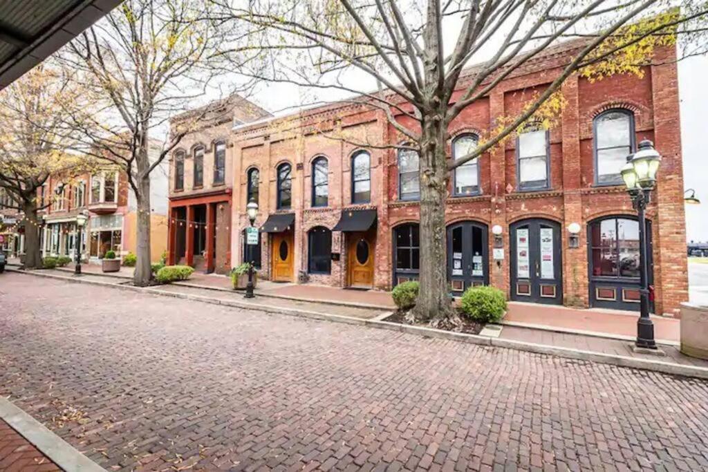 Luxury 2 BR 2 Bath Downtown Paducah Condo view 3