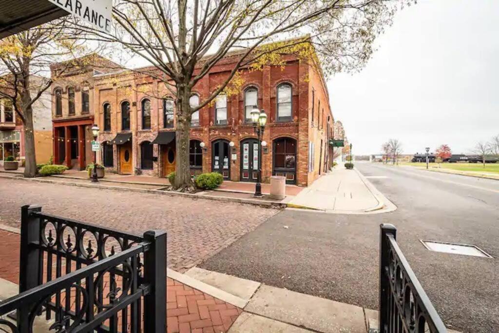 Luxury 2 BR 2 Bath Downtown Paducah Condo view 4