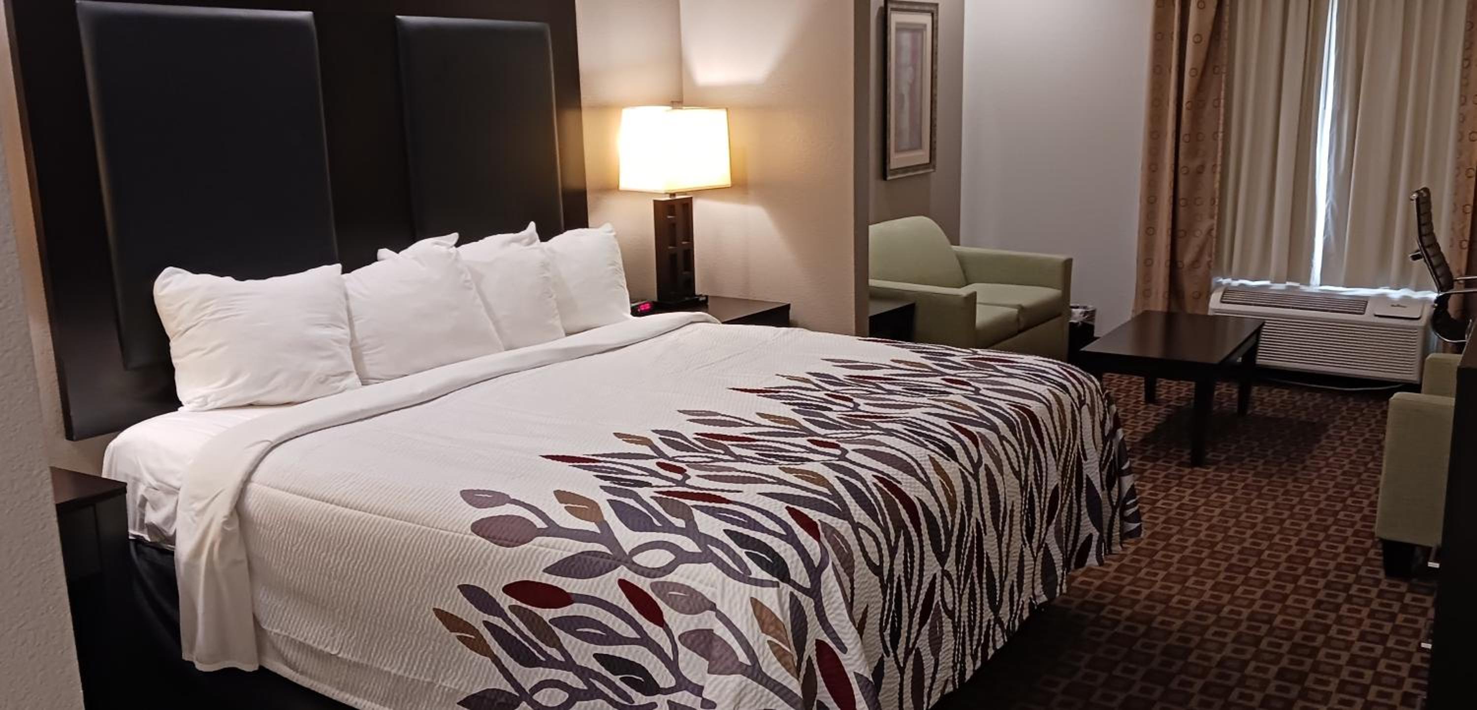 Longview Vacations - Red Roof Inn  Suites Longview - Property Image 7