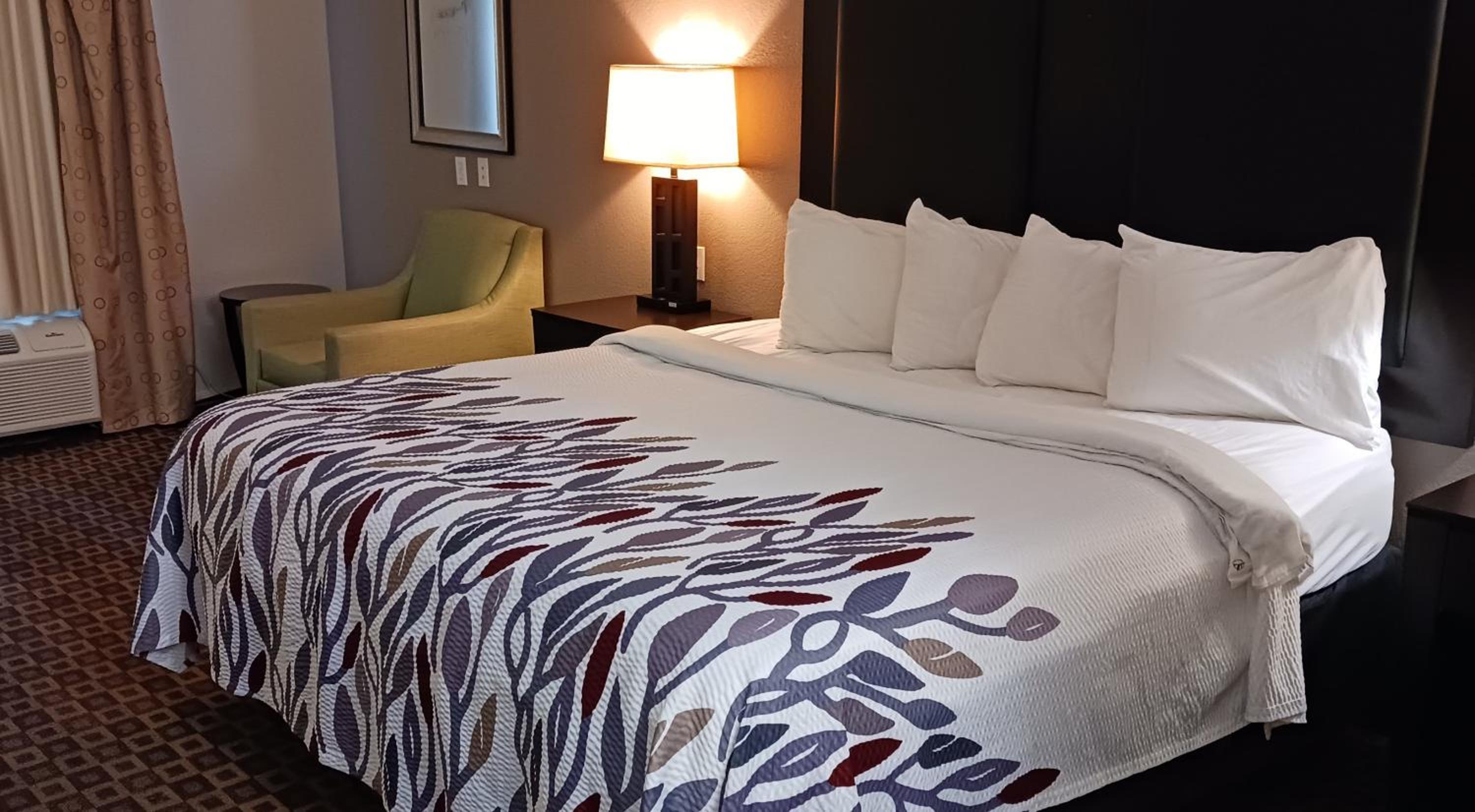 Longview Vacations - Red Roof Inn  Suites Longview - Property Image 12