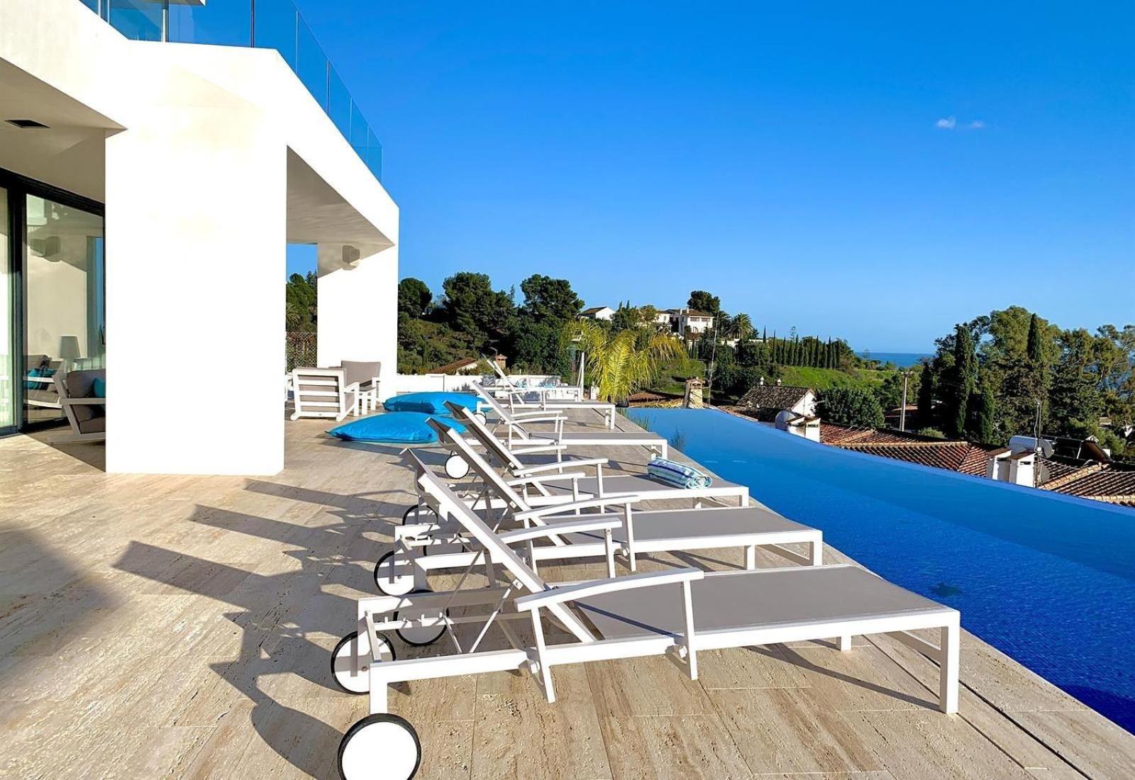 Luxury villa with Infinity pool