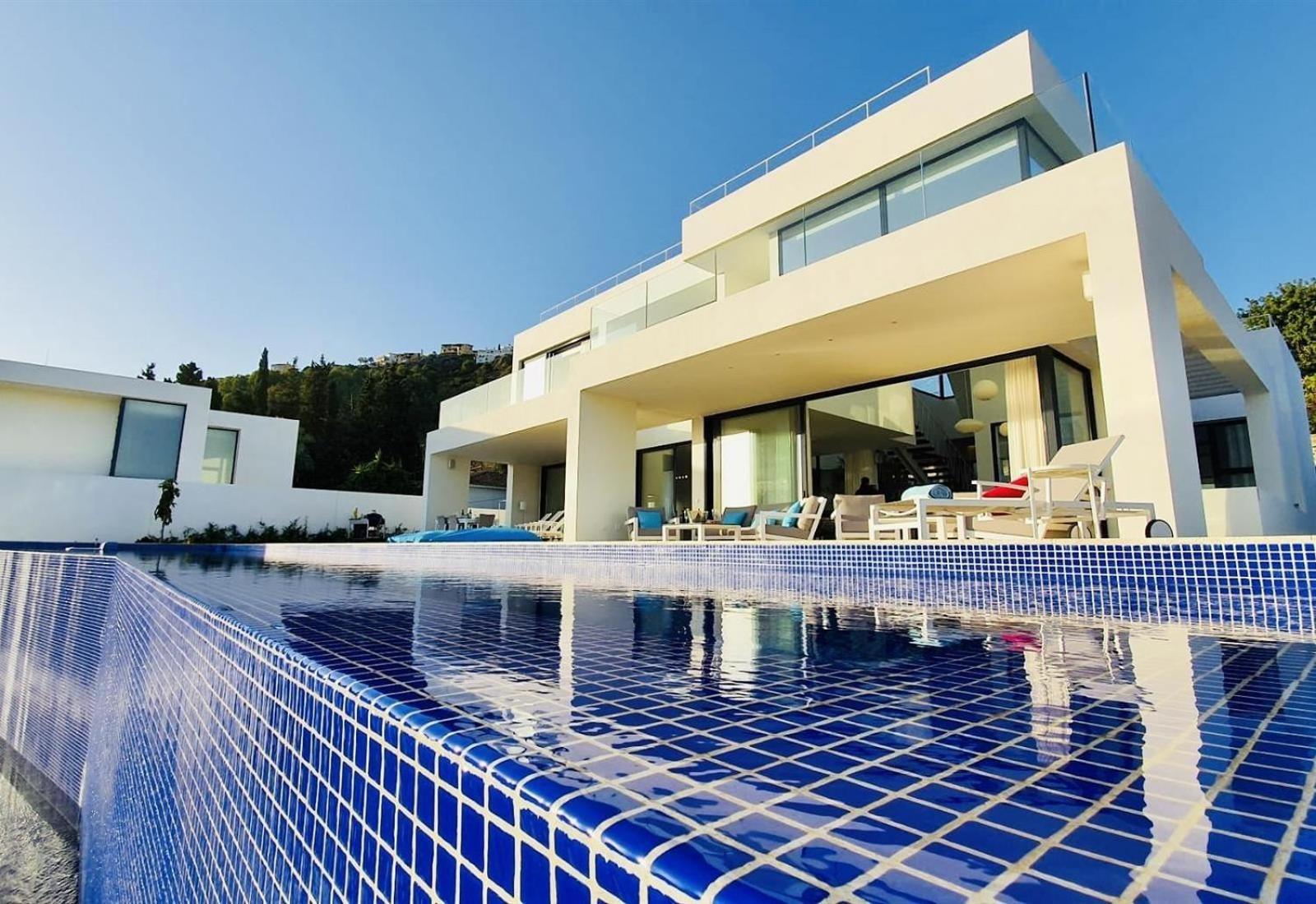 Luxury villa with Infinity pool