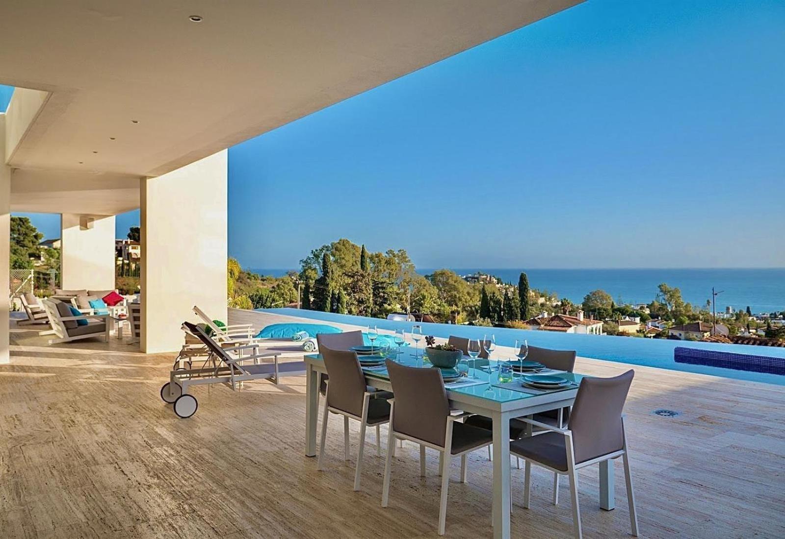 Luxury villa with Infinity pool
