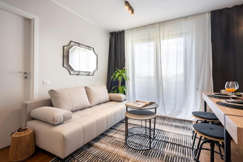 Stunning Views 2BR Midtown Flat - Charming Balcony view 4