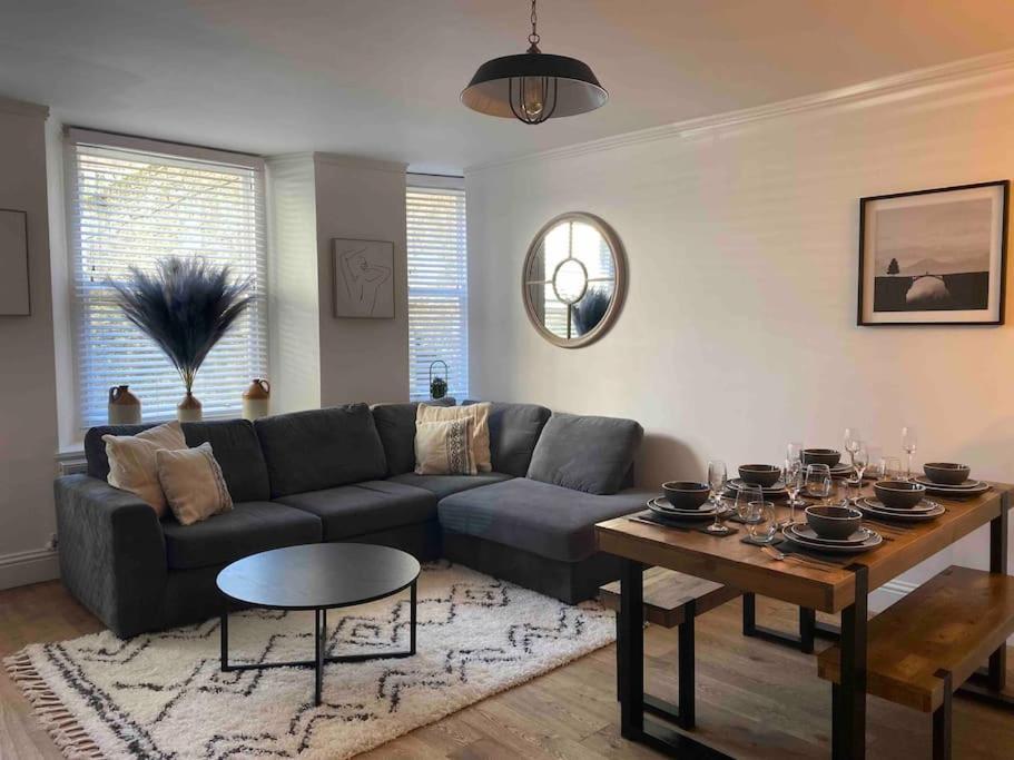 Charming Apartment BARBICAN/HOE PARKING,Courtyard! view 4