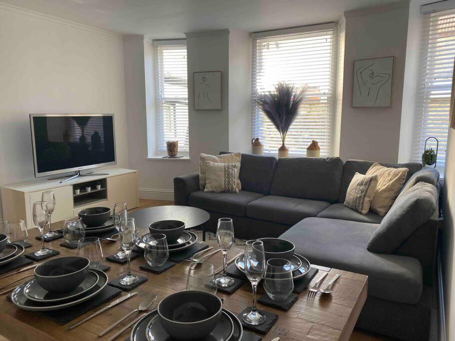 Charming Apartment BARBICAN/HOE PARKING,Courtyard! view 5