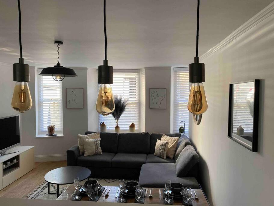 Charming Apartment BARBICAN/HOE PARKING,Courtyard! view 2