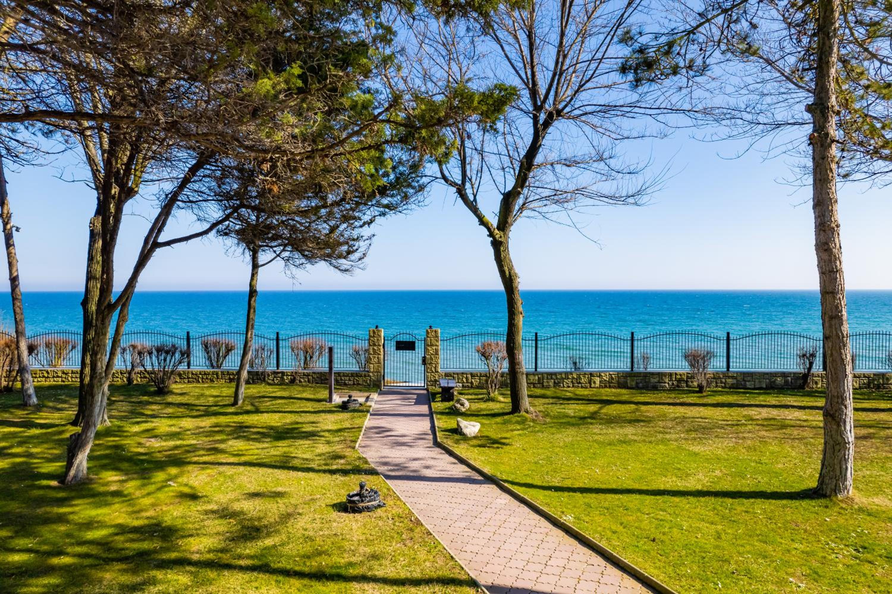 Epico Seafront & Garden Apartments view 3