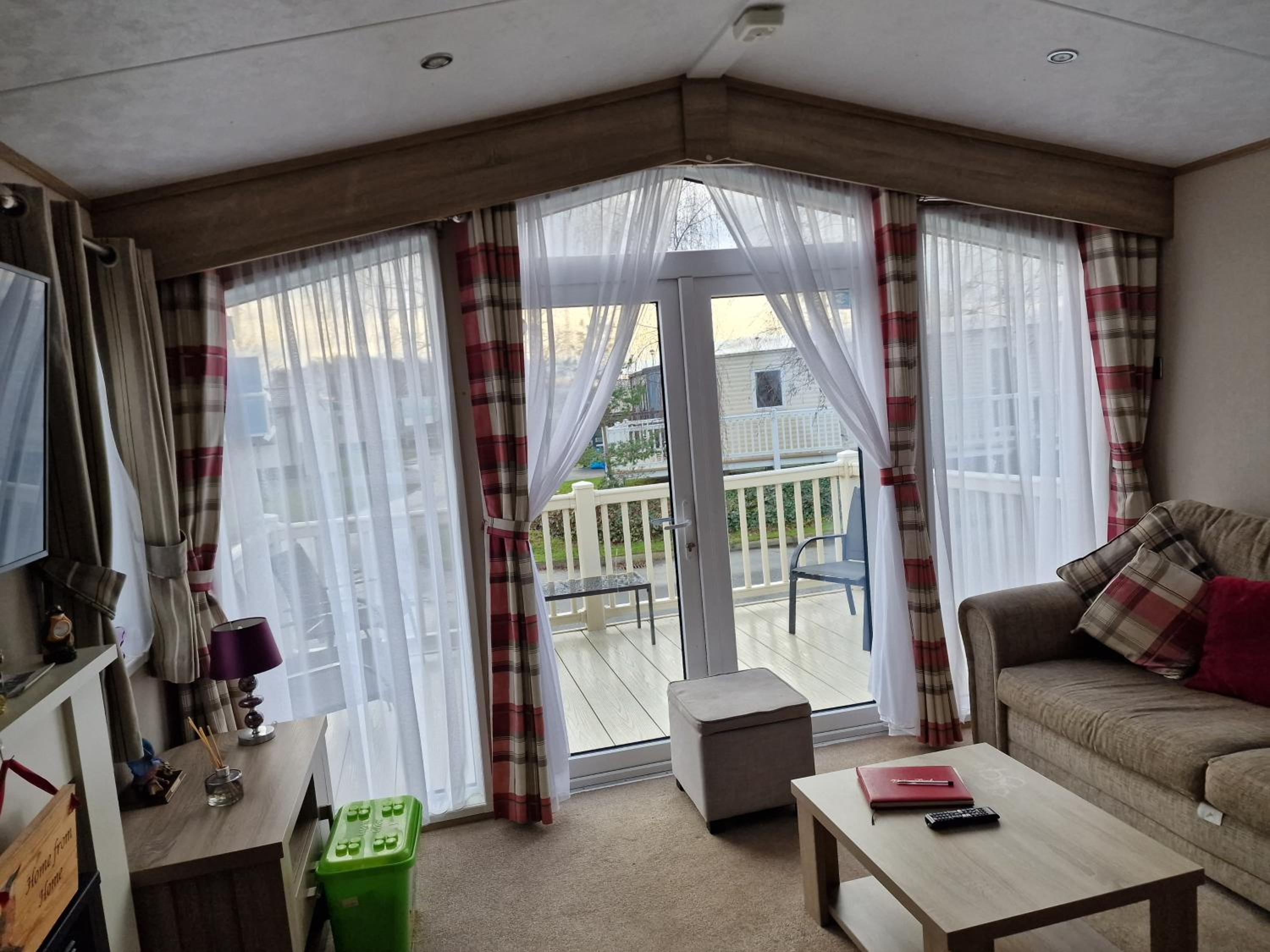 Mini lodge hot tub hols at Kingfisher Court view 3