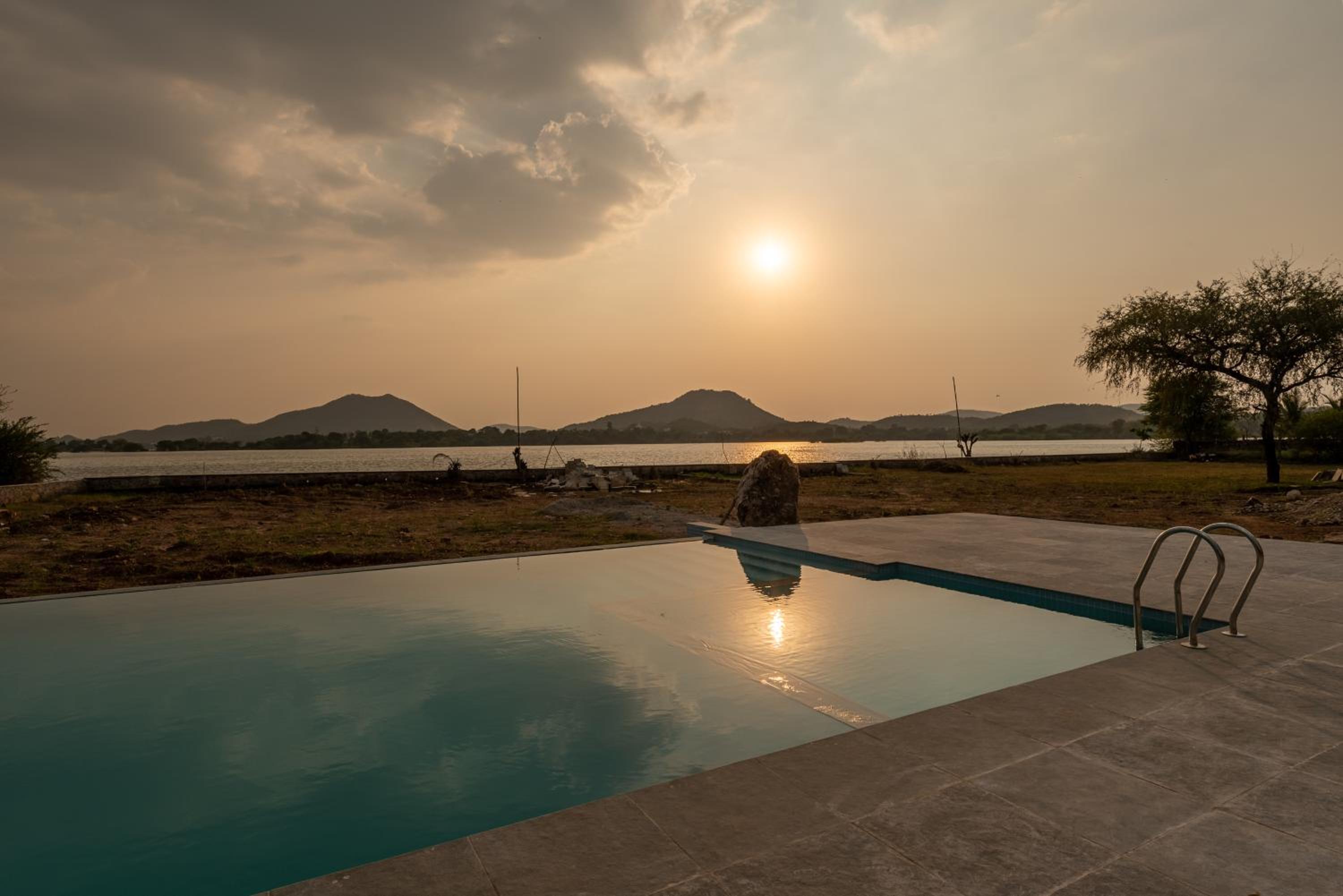 1br Cottage with Pool - Lake Escape by Roamhome view 3