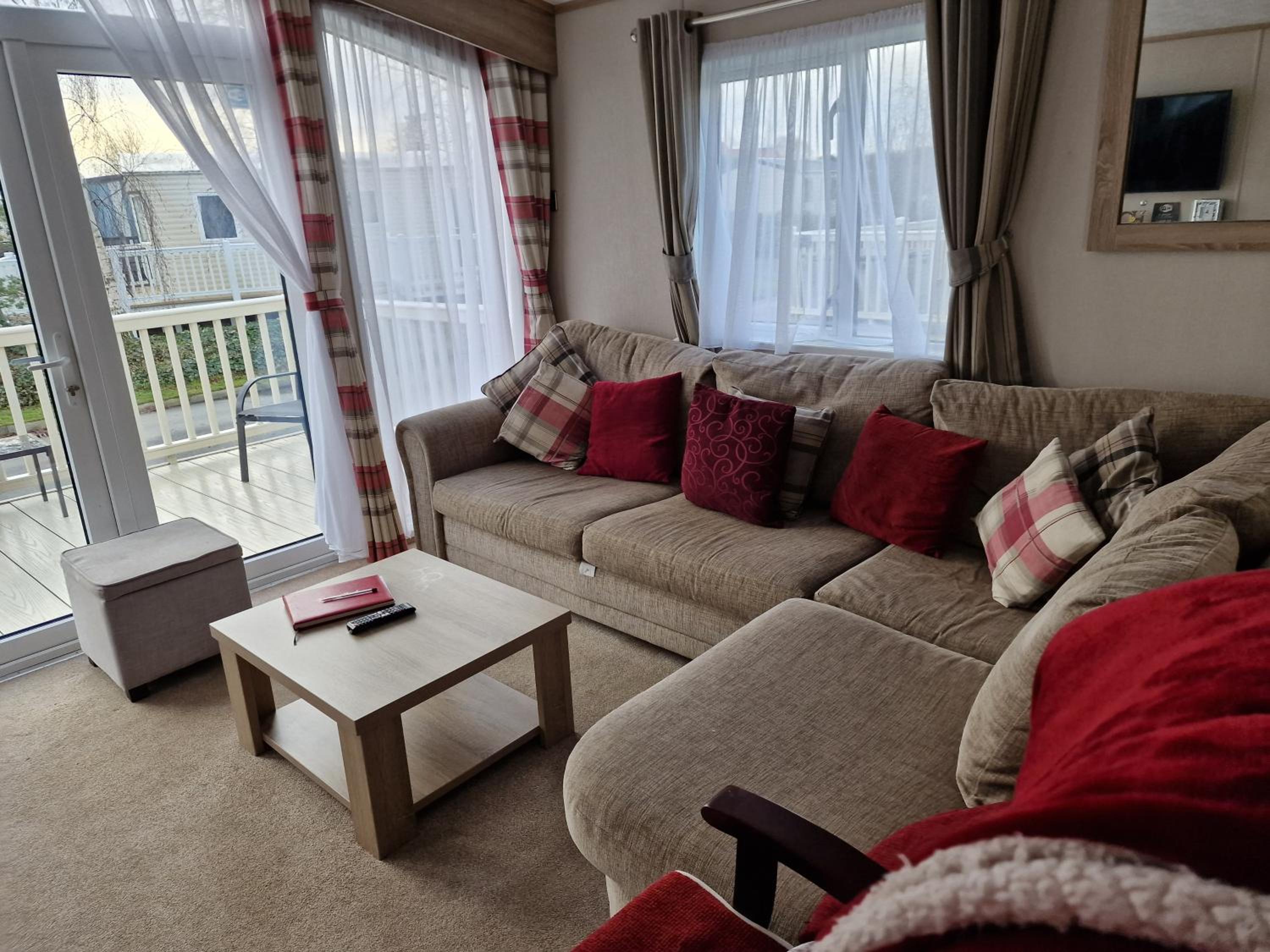 Mini lodge hot tub hols at Kingfisher Court view 4