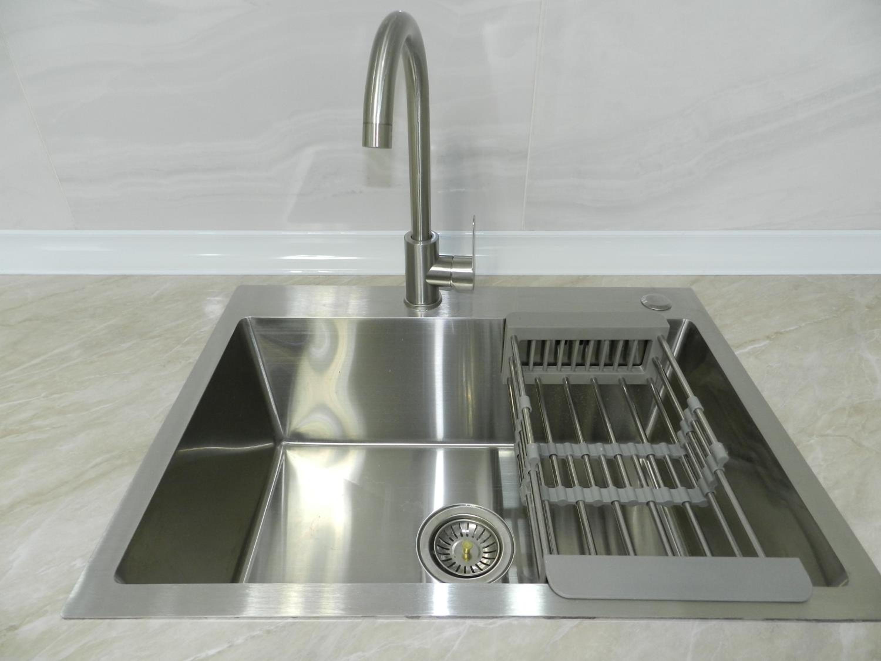 Lovely, bright and cozy 2 room flat in the heart of Tbilisi, near Ortachala bus station view 3