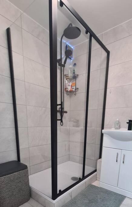 Lovely 2 bedroom Flat with Free Parking view 3