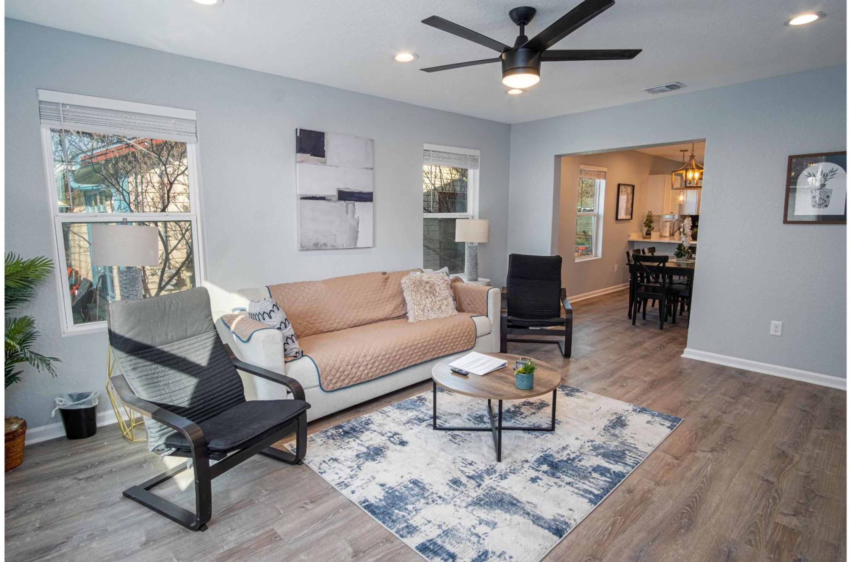 Adorable 4BR 2BA Close to Riverwalk and Downtown view 2