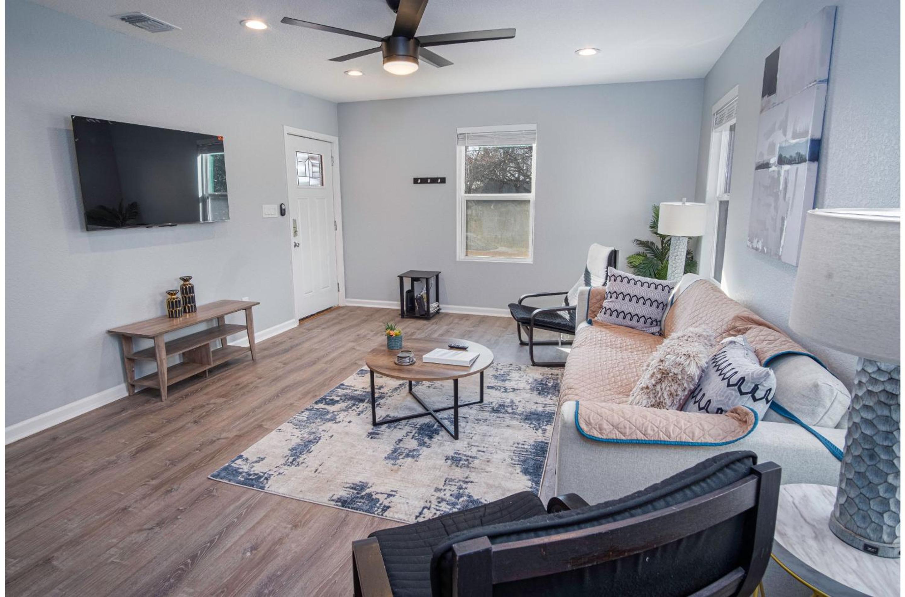 Adorable 4BR 2BA Close to Riverwalk and Downtown view 3