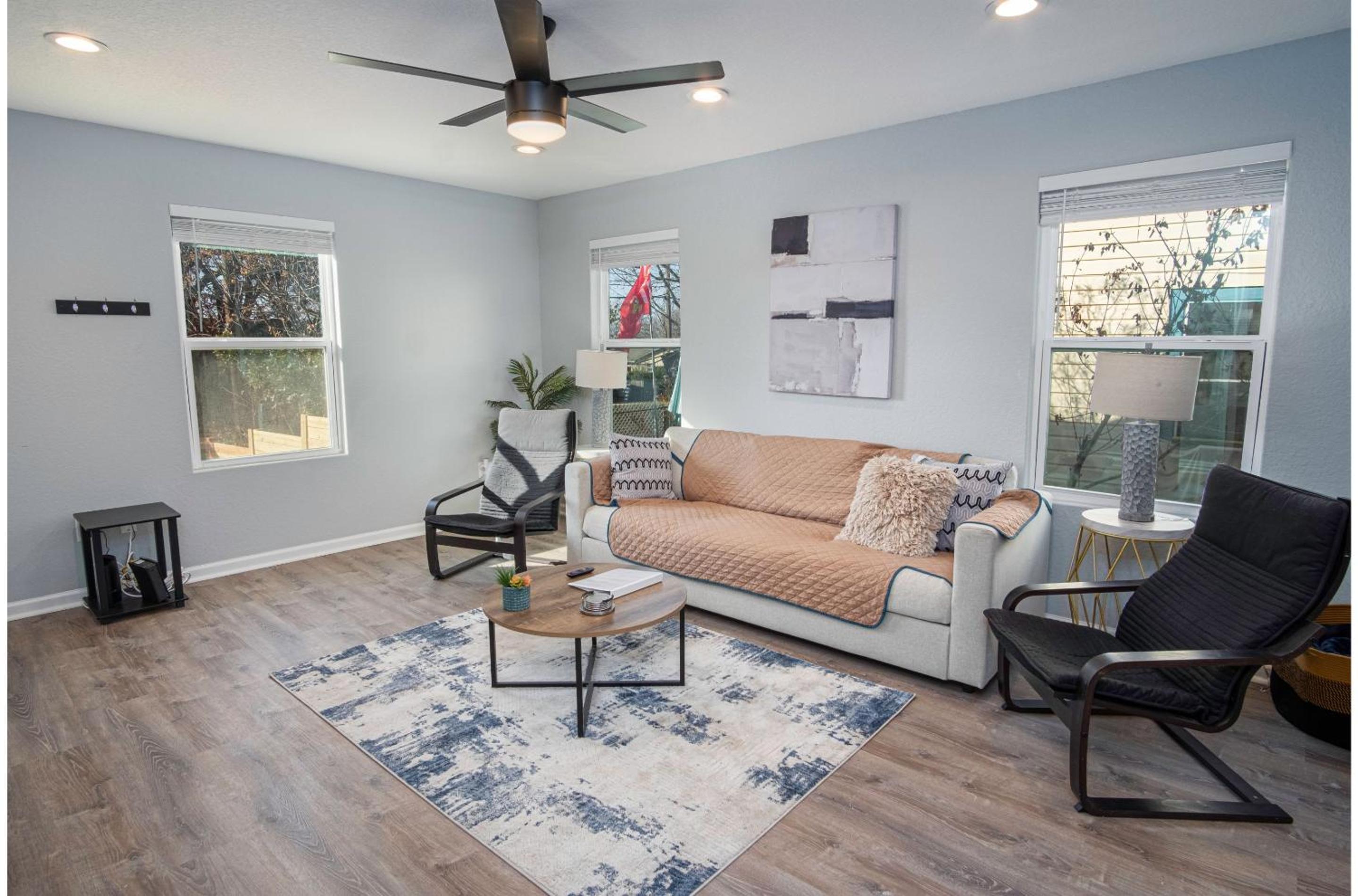Adorable 4BR 2BA Close to Riverwalk and Downtown view 4