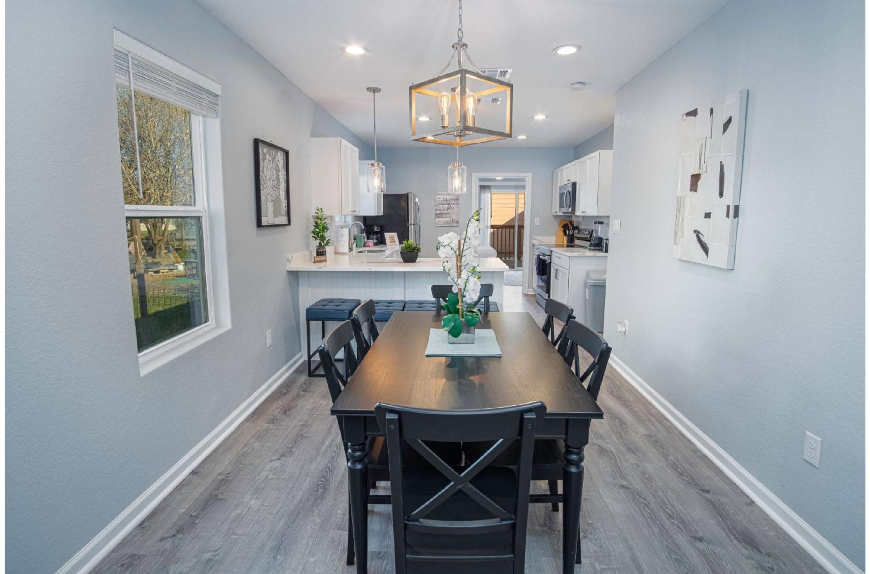 Adorable 4BR 2BA Close to Riverwalk and Downtown view 5