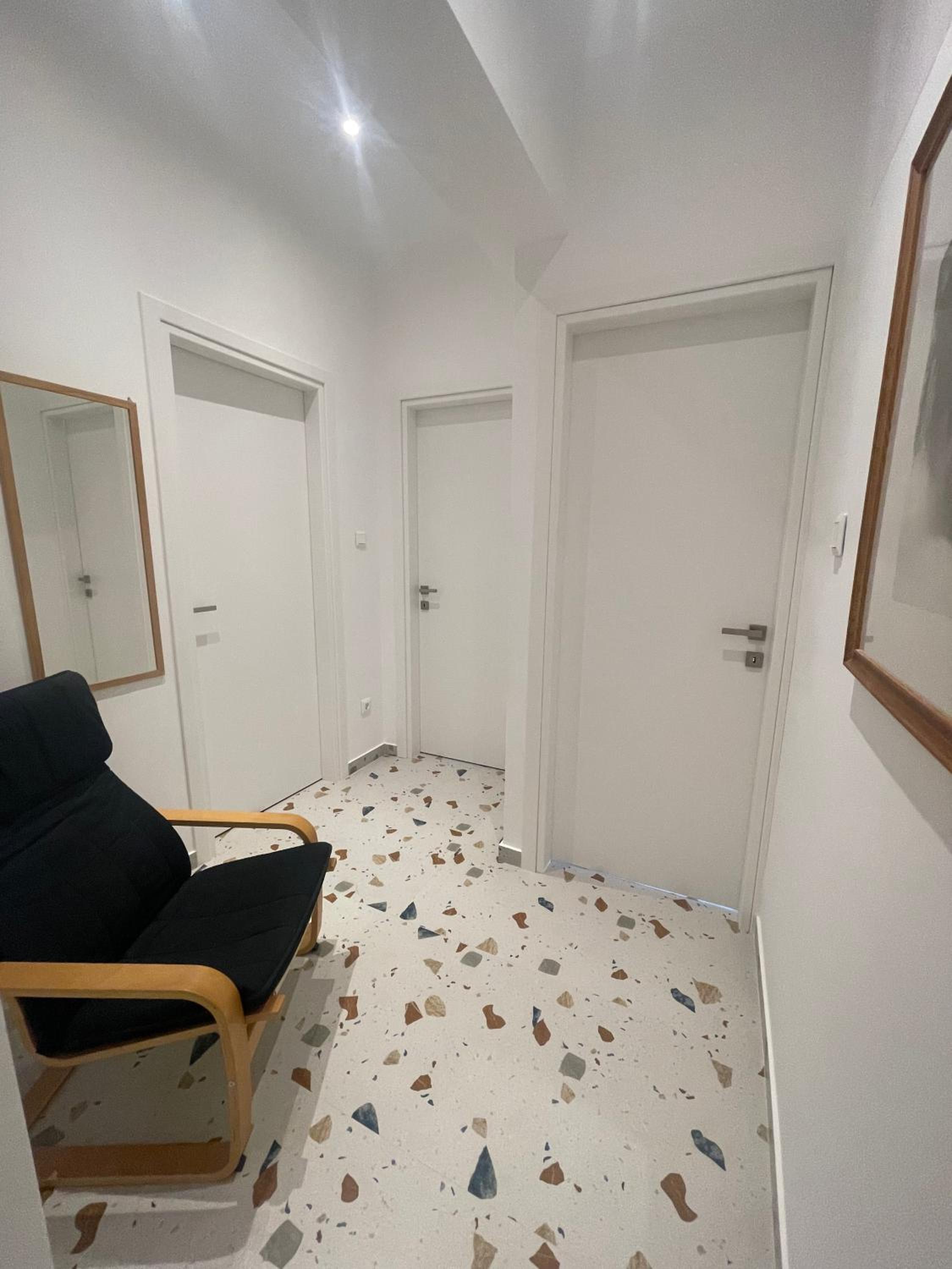 PAGRATI FLAT 7