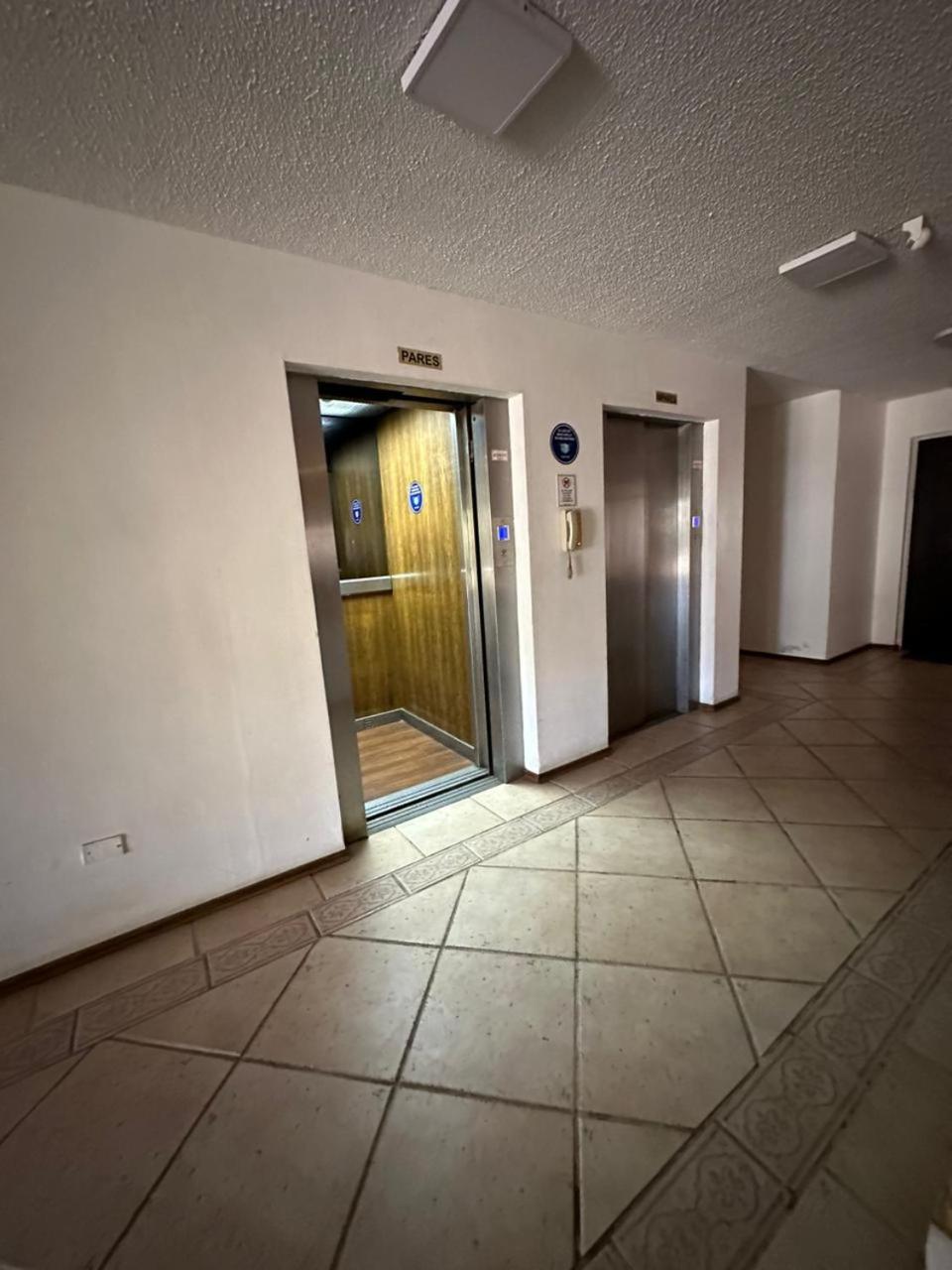 Departamento cerca de la playa y estacionamiento.