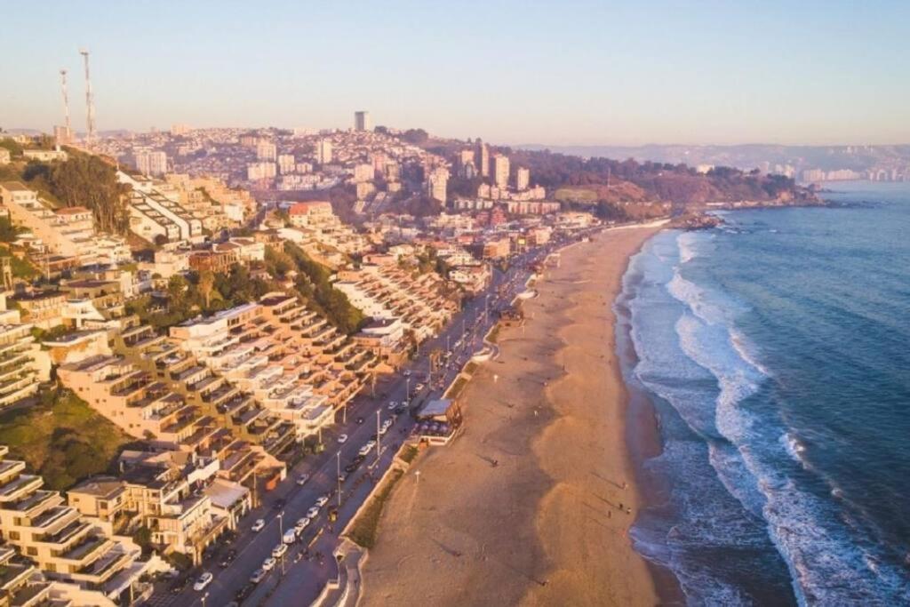 Departamento cerca de la playa y estacionamiento.