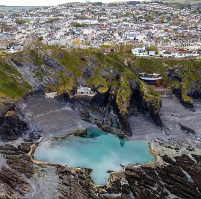 Paramount Apartments Ilfracombe, arty seaside holiday apartments view 5
