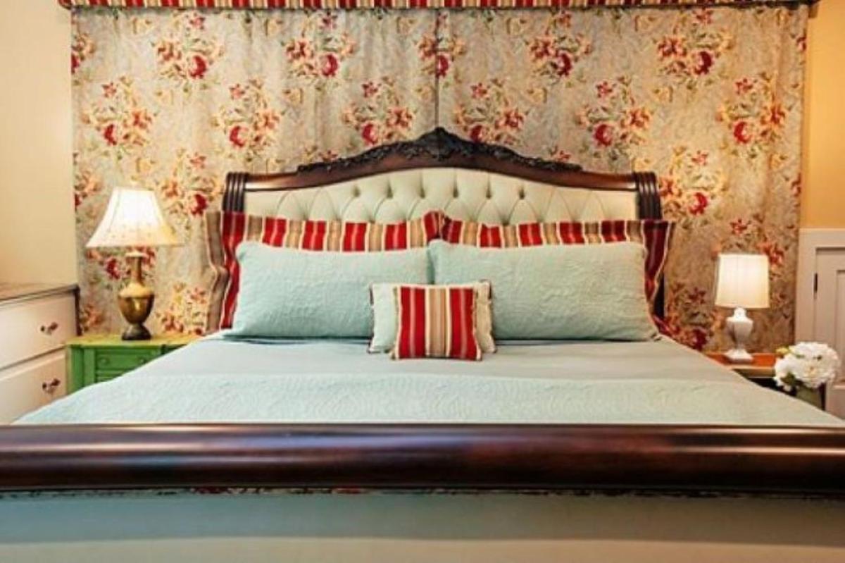 Jasper Vacations - The Bird  Butterfly Inn - Property Image 24
