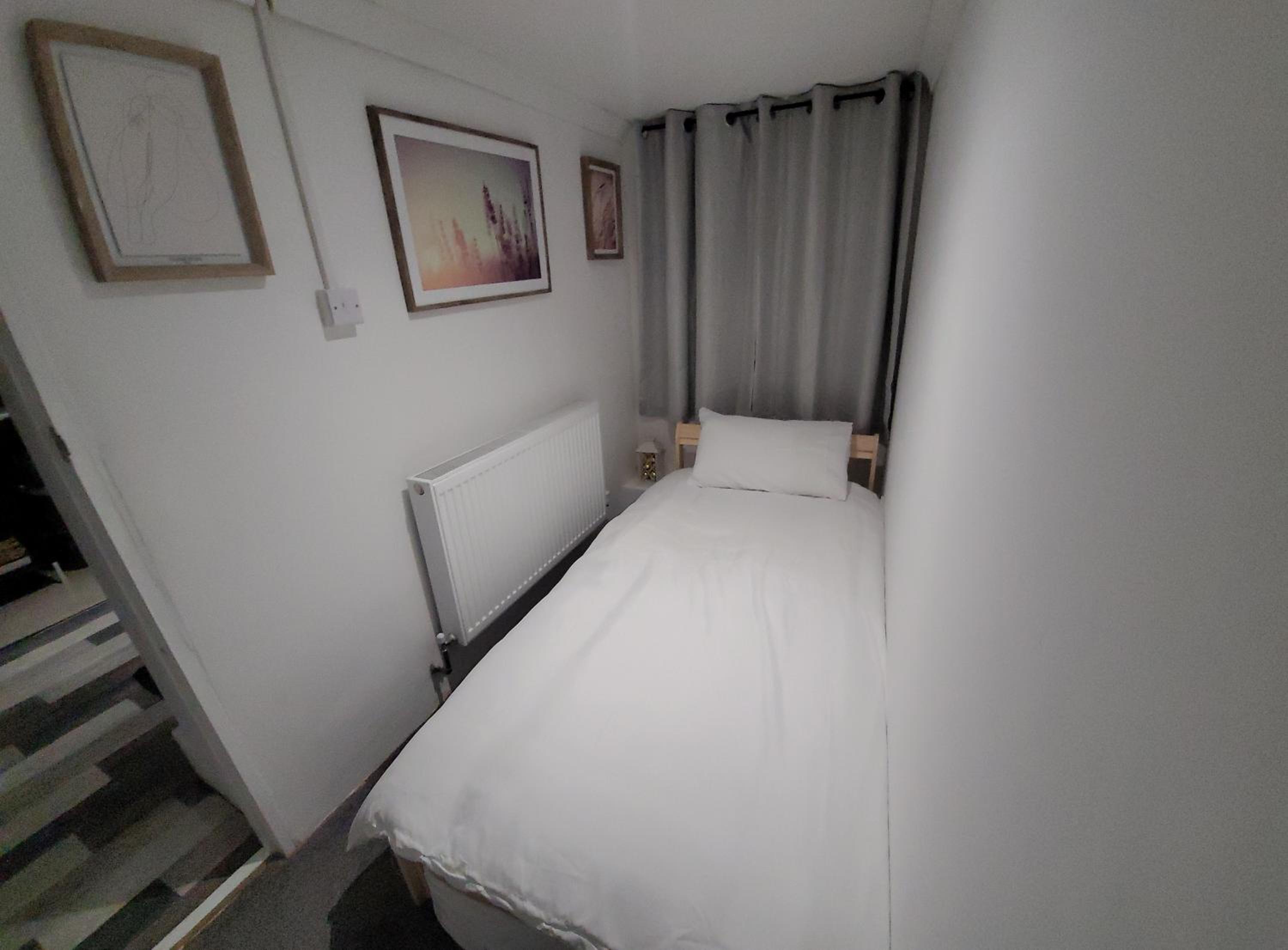 Hidden Treasure-Netflix and Wi-Fi-Basement flat, photo 19