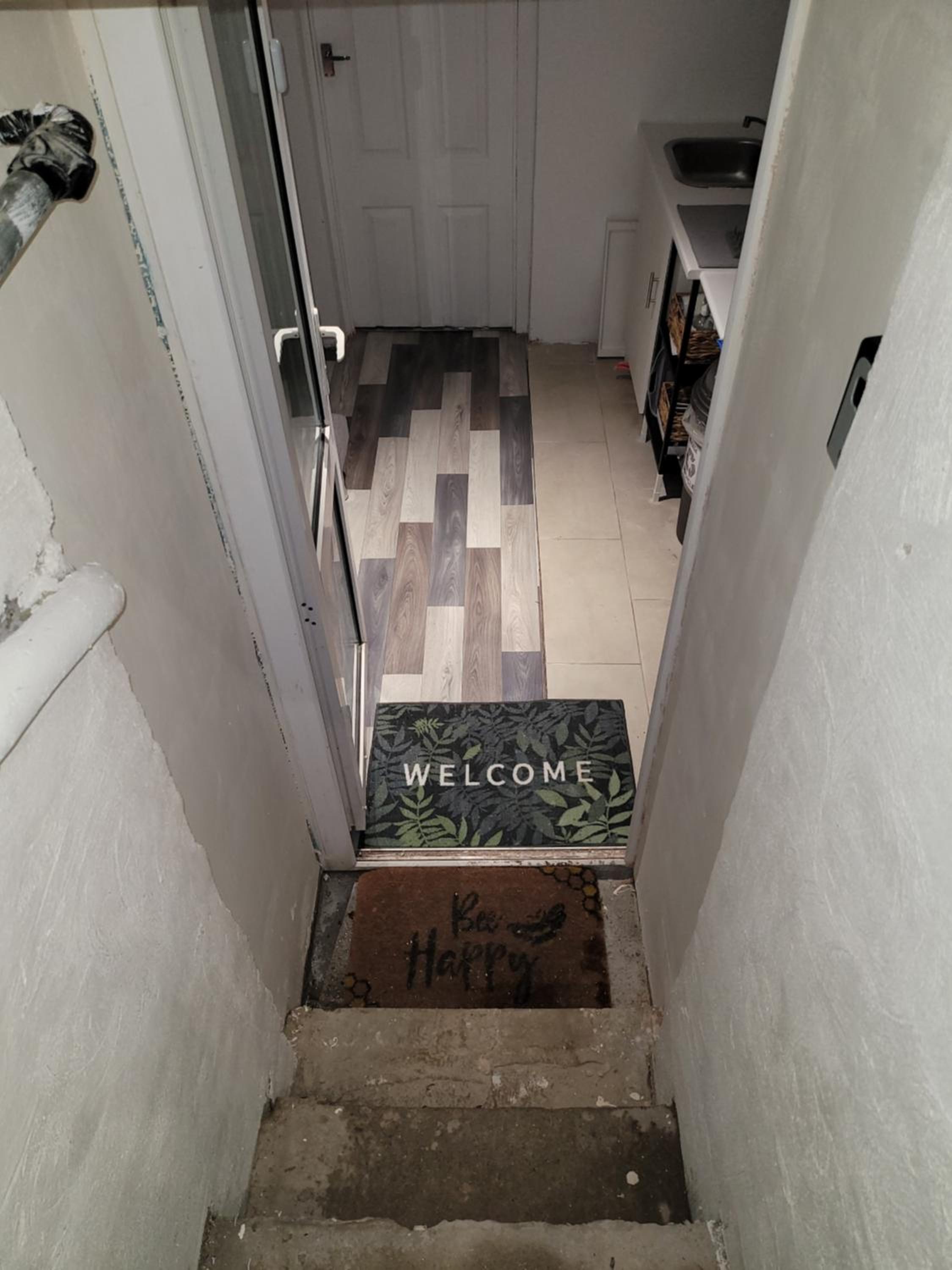 Hidden Treasure-Netflix and Wi-Fi-Basement flat, photo 17
