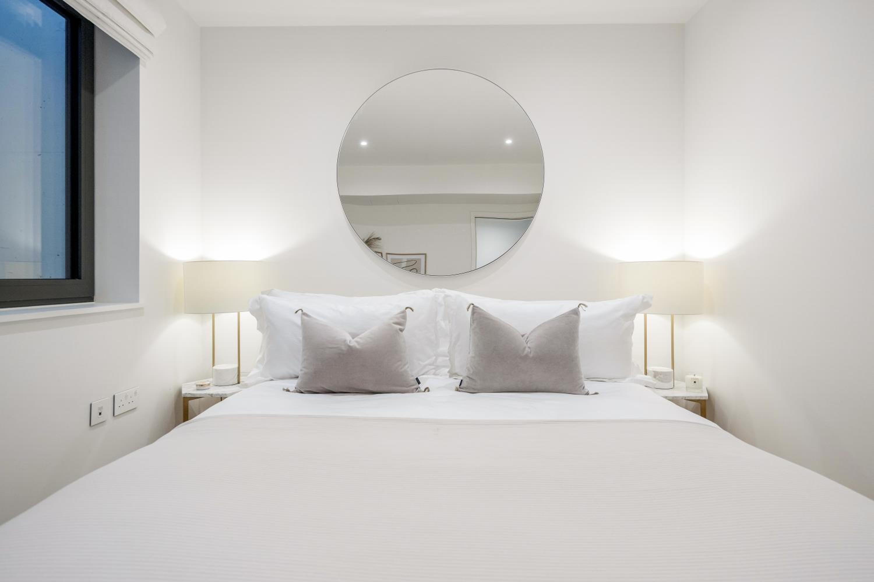 Luxury Central Mayfair Townhouse with AC 3BR 3BA