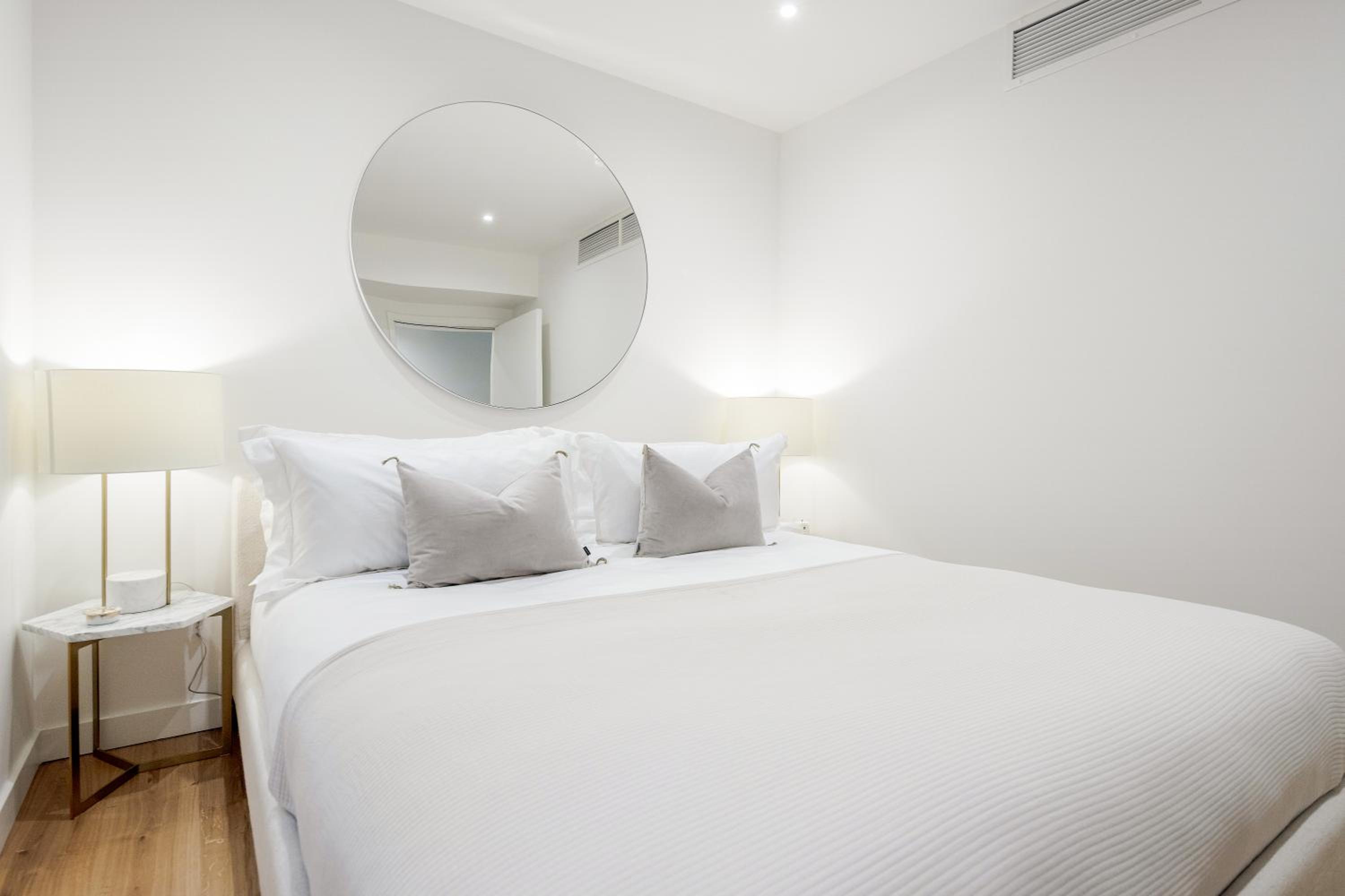 Luxury Central Mayfair Townhouse with AC 3BR 3BA