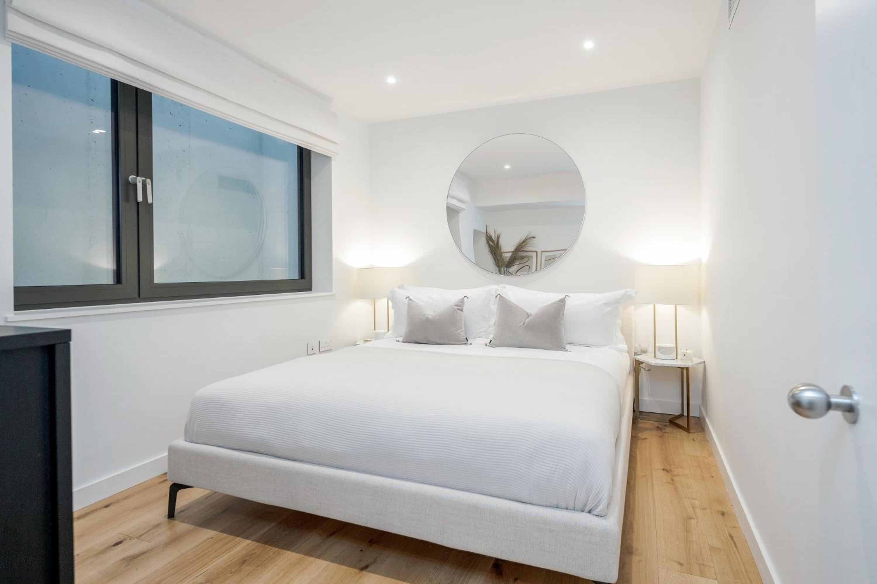 Luxury Central Mayfair Townhouse with AC 3BR 3BA