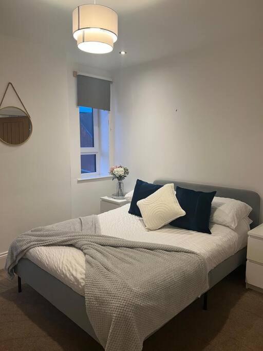 HU1 Hull City Centre Modern Apartment WIFI BATH H9 view 5