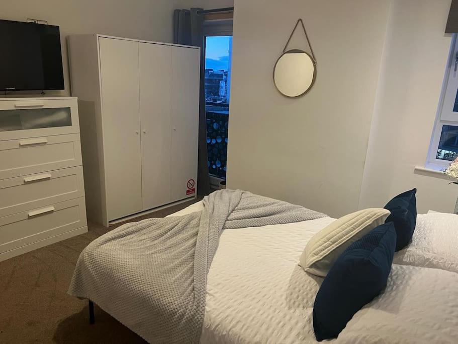 HU1 Hull City Centre Modern Apartment WIFI BATH H9 view 4