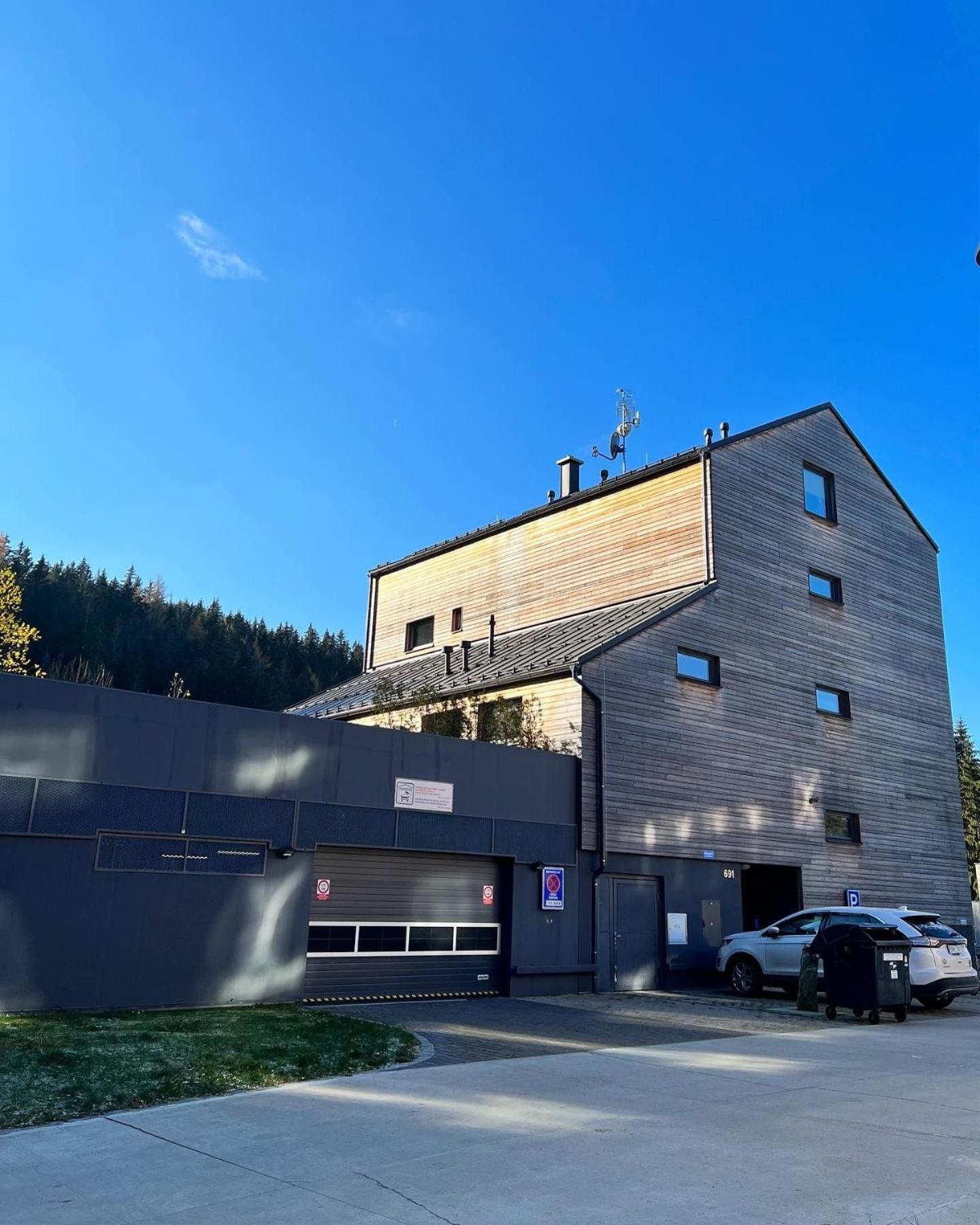 Hotel U jelena Harrachov - rodinný apartmán u lesa s garáží - Image 1